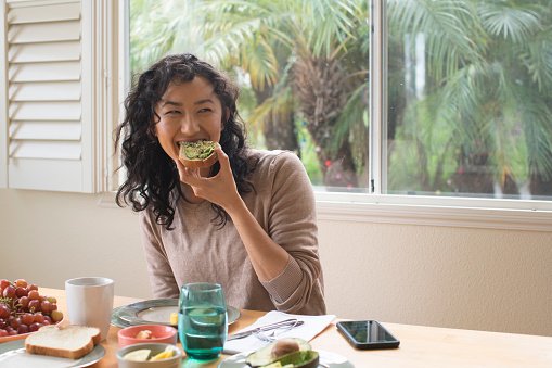 mulher comendo saudável