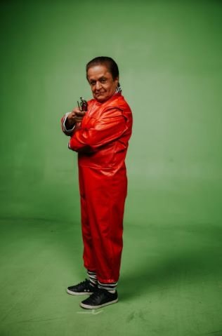 Ator Deep Roy da Fantástica Fábrica e Chocolates no clipe de Pedro Sampaio