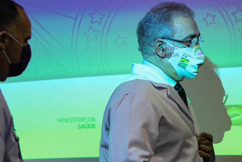 Queiroga assina nesta 6ª contrato que prevê 100 mi de doses da Pfizer