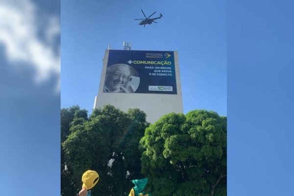 Bolsonaro faz sobrevoo de helicóptero sobre a esplanada