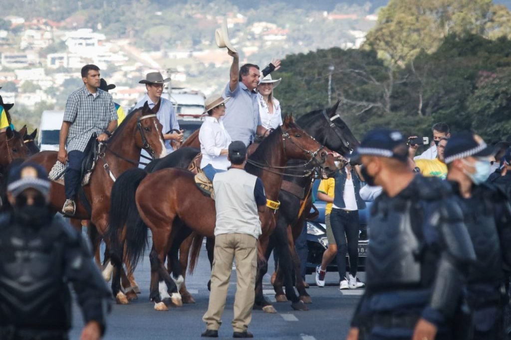 Bolsonaro anda a cavalo na Esplanada dos Ministérios