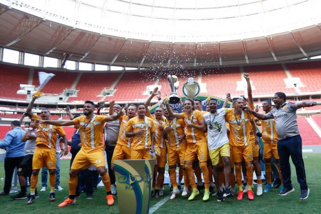 Brasiliense campeão do Candangão. Jacaré 1 x 0 Ceilândia. Comemoração dos jogadores e equipe técnica.