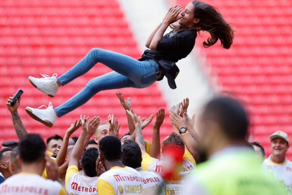Brasiliense campeão do Candangão. Jacaré 1 x 0 Ceilândia. Comemoração dos jogadores e equipe técnica.