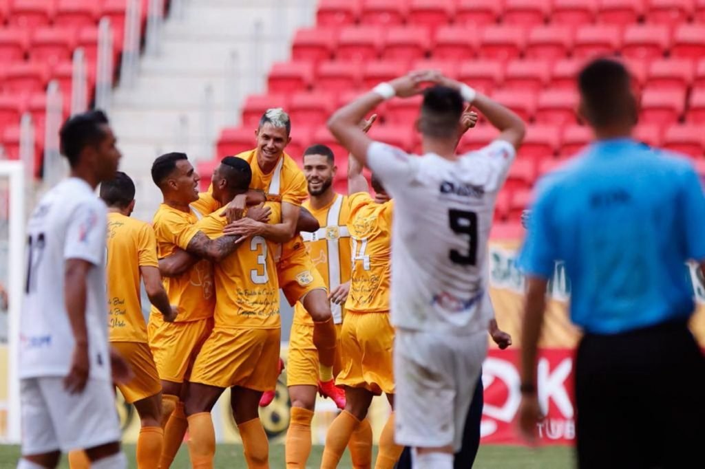 Brasiliense campeão do Candangão. Jacaré 1 x 0 Ceilândia. Comemoração dos jogadores e equipe técnica.
