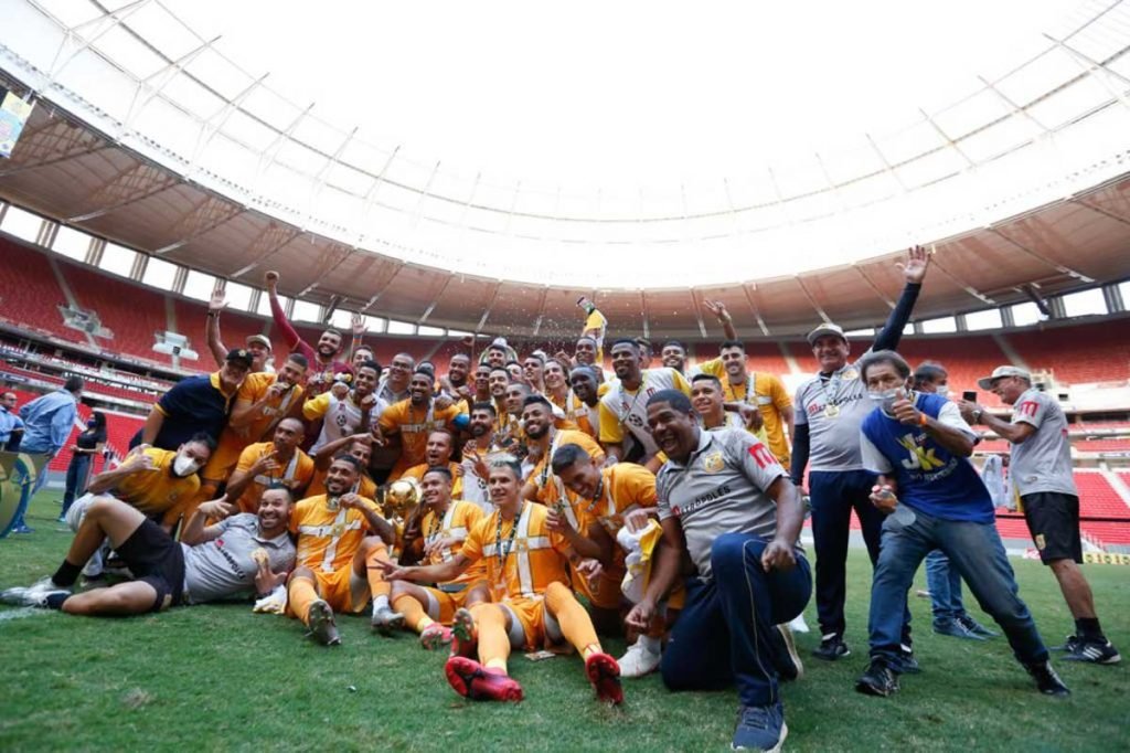 Brasiliense campeão do Candangão. Jacaré 1 x 0 Ceilândia. Comemoração dos jogadores e equipe técnica.
