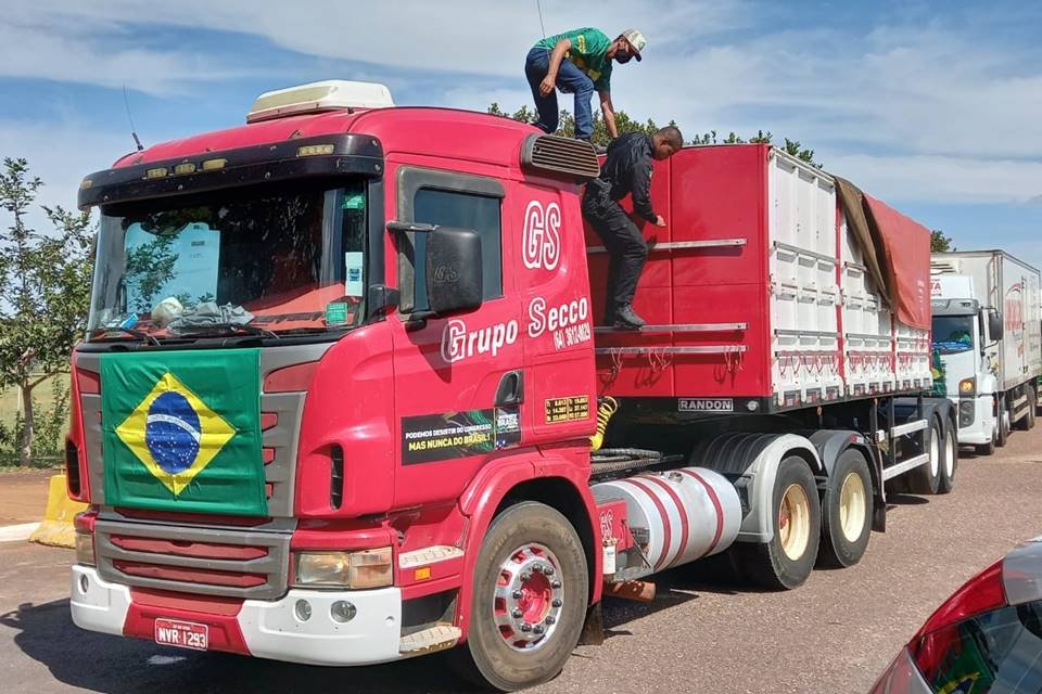 Ruralistas entregam cesta básica no Palácio do Planalto