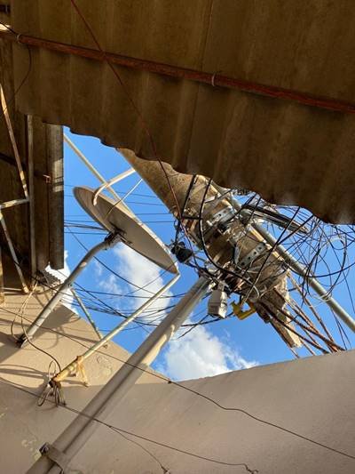 Poste cai em cima de casa no DF