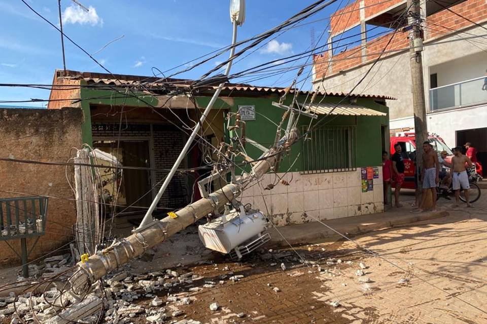 Poste cai em cima de casa no DF
