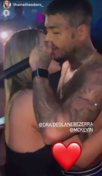 MC Kevin dançando com a esposa em baile