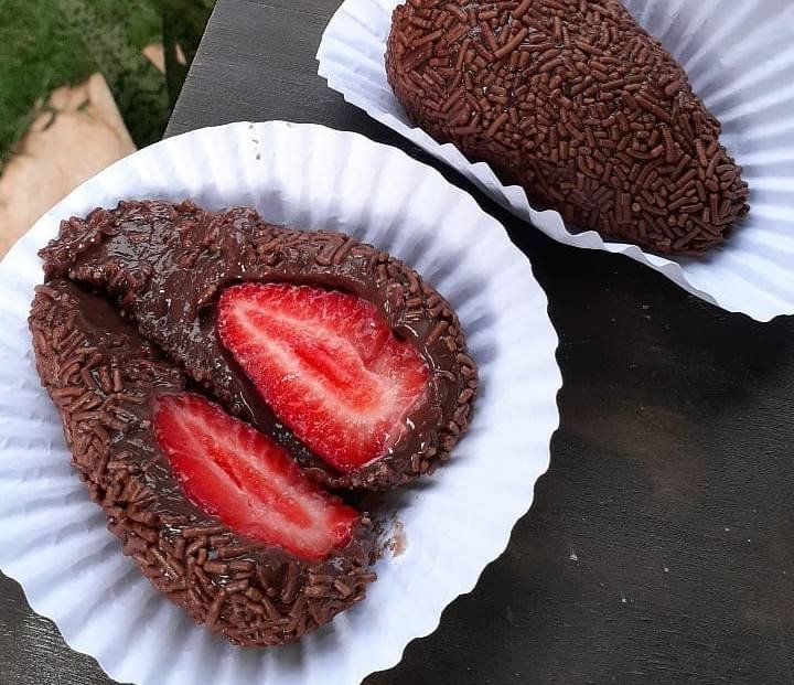 Coxinha de brigadeiro com morango da Caramella Palhas
