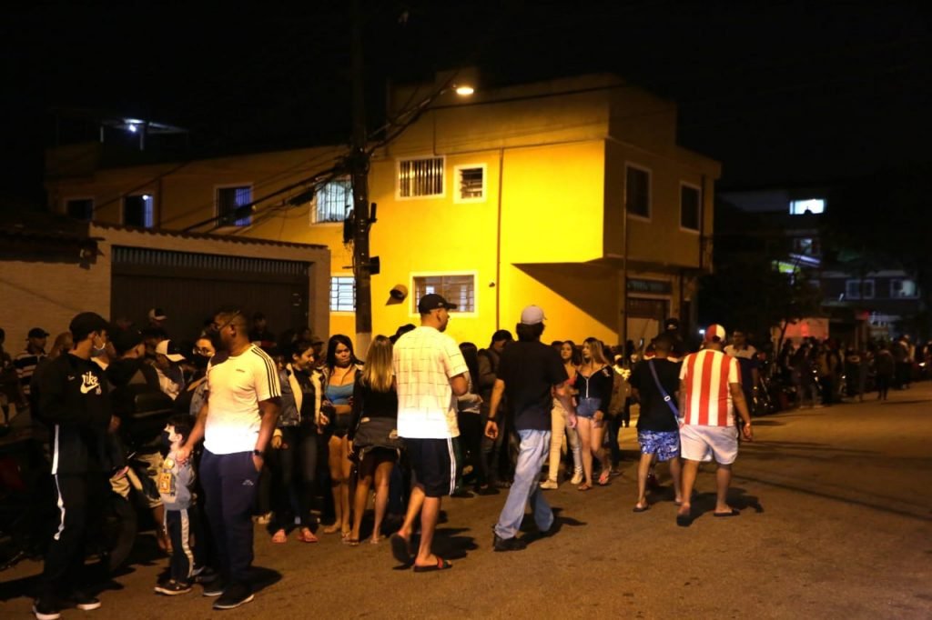 Fãs e amigos, fazem uma homenagem ao funkeiro Kevin Nascimento Bueno, de 23 anos, conhecido como MC Kevin, que morreu na noite do domingo