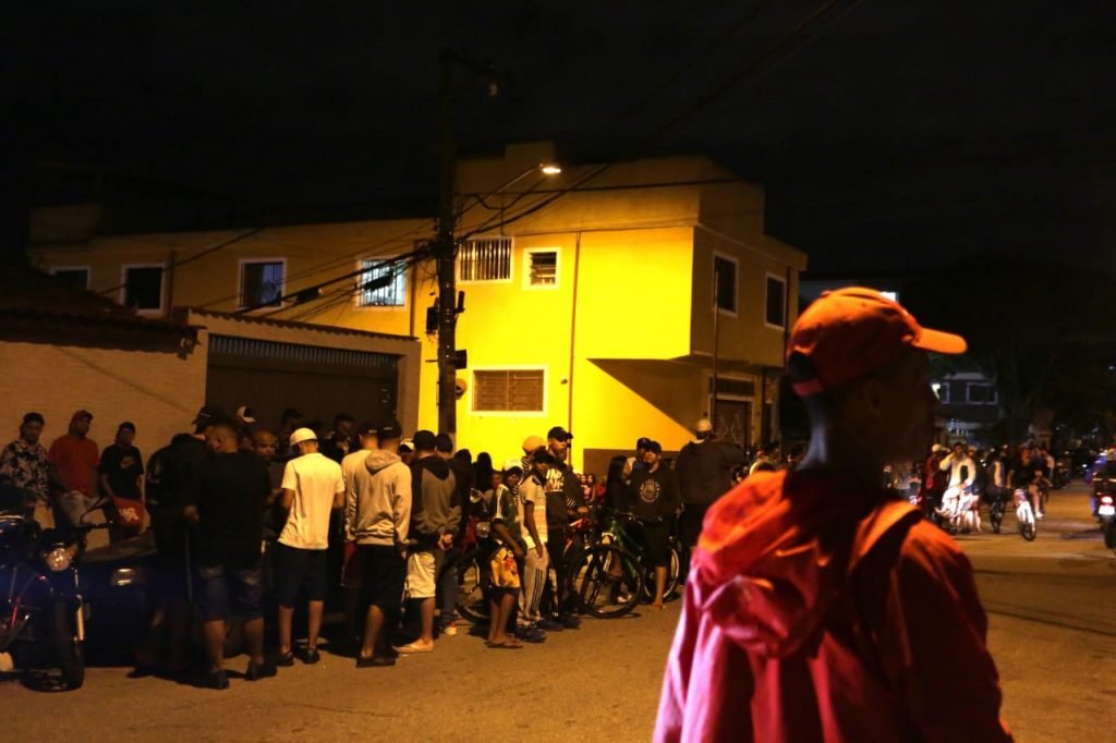 Fãs e amigos, fazem uma homenagem ao funkeiro Kevin Nascimento Bueno, de 23 anos, conhecido como MC Kevin, que morreu na noite do domingo