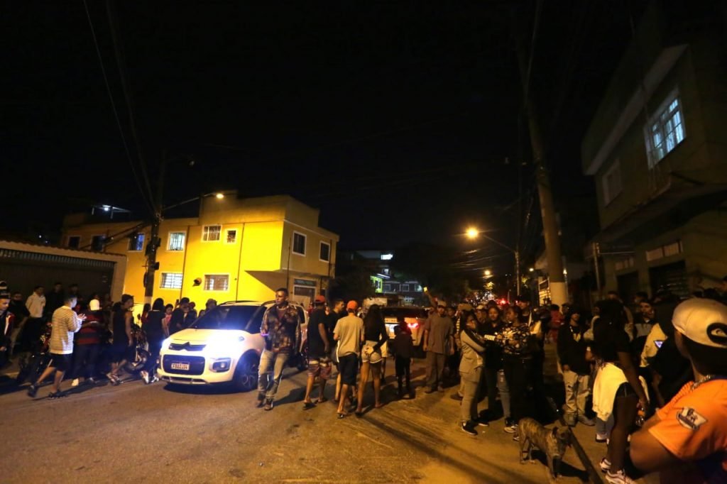 Fãs e amigos, fazem uma homenagem ao funkeiro Kevin Nascimento Bueno, de 23 anos, conhecido como MC Kevin, que morreu na noite do domingo