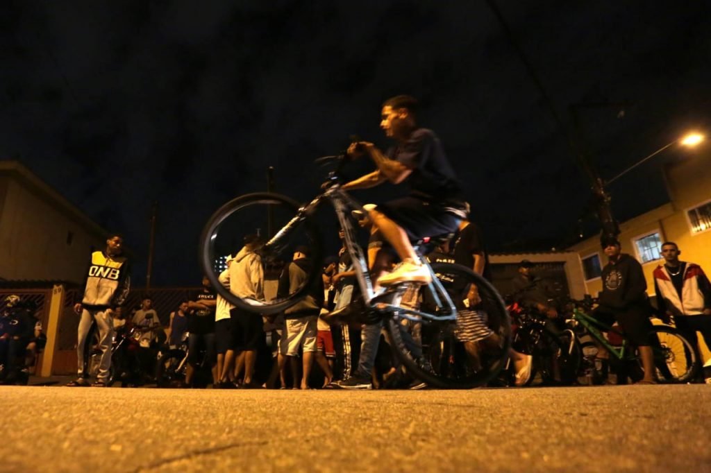 Fãs e amigos, fazem uma homenagem ao funkeiro Kevin Nascimento Bueno, de 23 anos, conhecido como MC Kevin, que morreu na noite do domingo