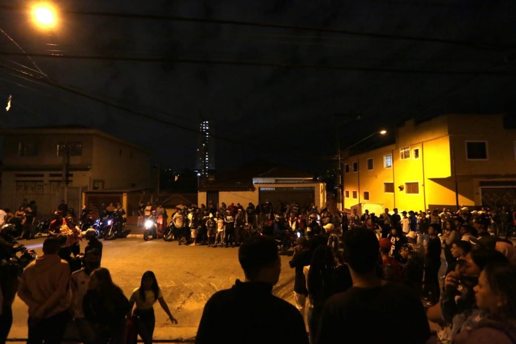 Fãs e amigos, fazem uma homenagem ao funkeiro Kevin Nascimento Bueno, de 23 anos, conhecido como MC Kevin, que morreu na noite do domingo