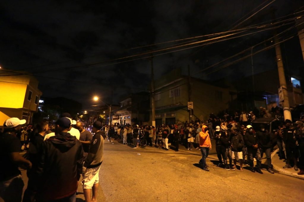 Fãs e amigos, fazem uma homenagem ao funkeiro Kevin Nascimento Bueno, de 23 anos, conhecido como MC Kevin, que morreu na noite do domingo