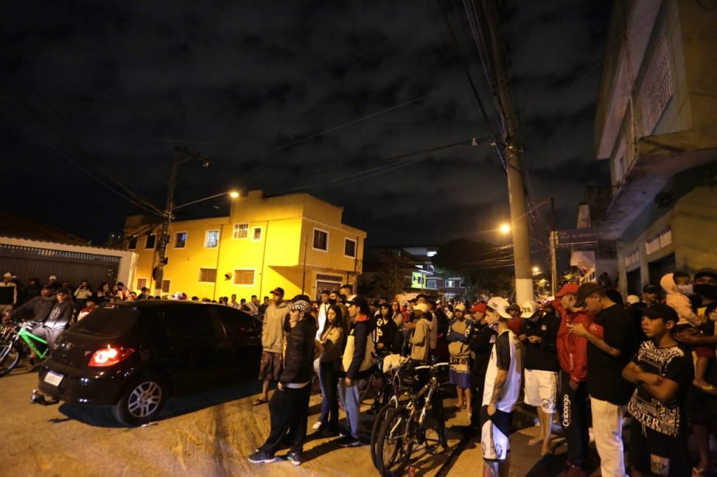 Fãs e amigos, fazem uma homenagem ao funkeiro Kevin Nascimento Bueno, de 23 anos, conhecido como MC Kevin, que morreu na noite do domingo 7