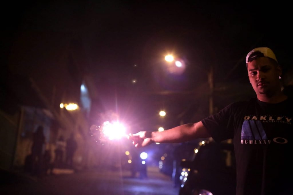 Fãs e amigos, fazem uma homenagem ao funkeiro Kevin Nascimento Bueno, de 23 anos, conhecido como MC Kevin, que morreu na noite do domingo