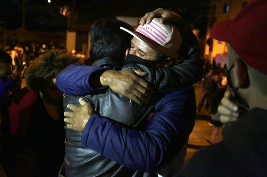 Familiares do funkeiro Kevin Nascimento Bueno, de 23 anos, conhecido como MC Kevin, morreu na noite deste domingo