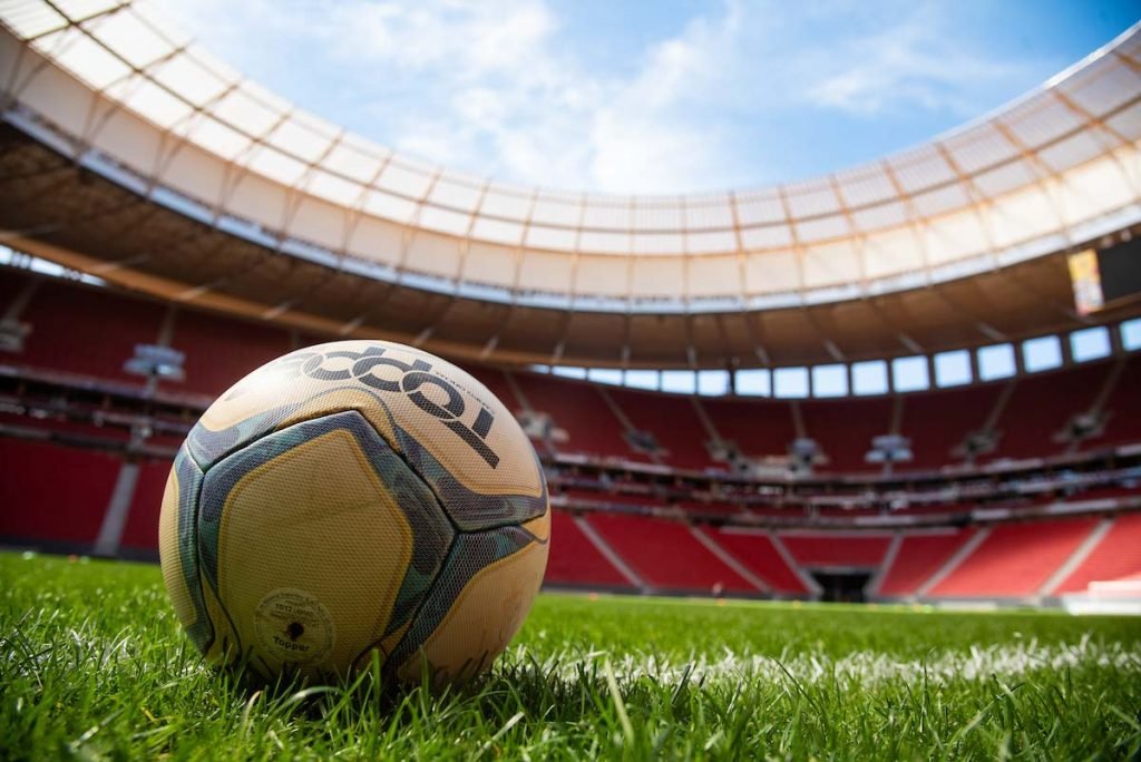 9 benefícios do futebol para a saúde e os riscos do esporte