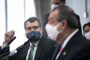 Ernesto Araujo e Omar Aziz na CPI da Covid