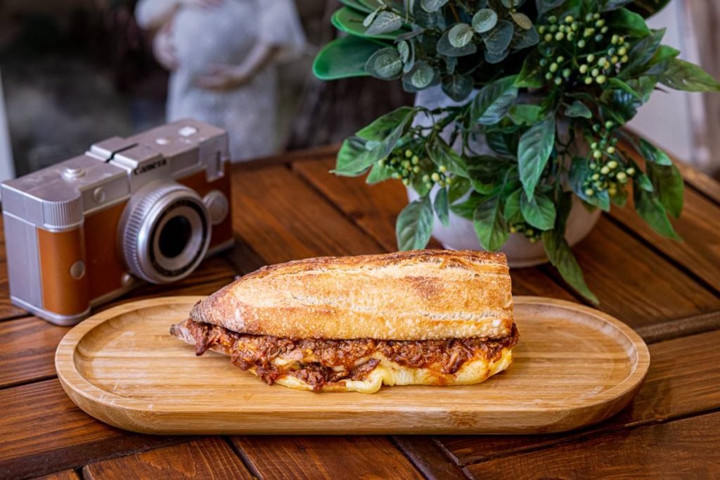 Sanduíche de Carne de Panela com Queijo Canastra