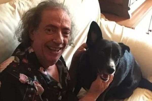 Ator Marcos Oliveira e seu cachorro