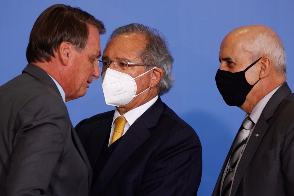 Paulo Guedes, ministro da econômia e o presidente jair bolsonaro durante lançamento do Programa Gigantes do Asfalto no palácio do Planalto