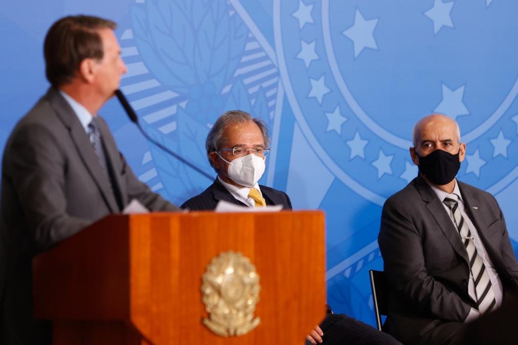 presidente jair bolsonaro e Paulo Guedes, ministro da econômia durante lançamento do Programa Gigantes do Asfalto no palácio do Planalto