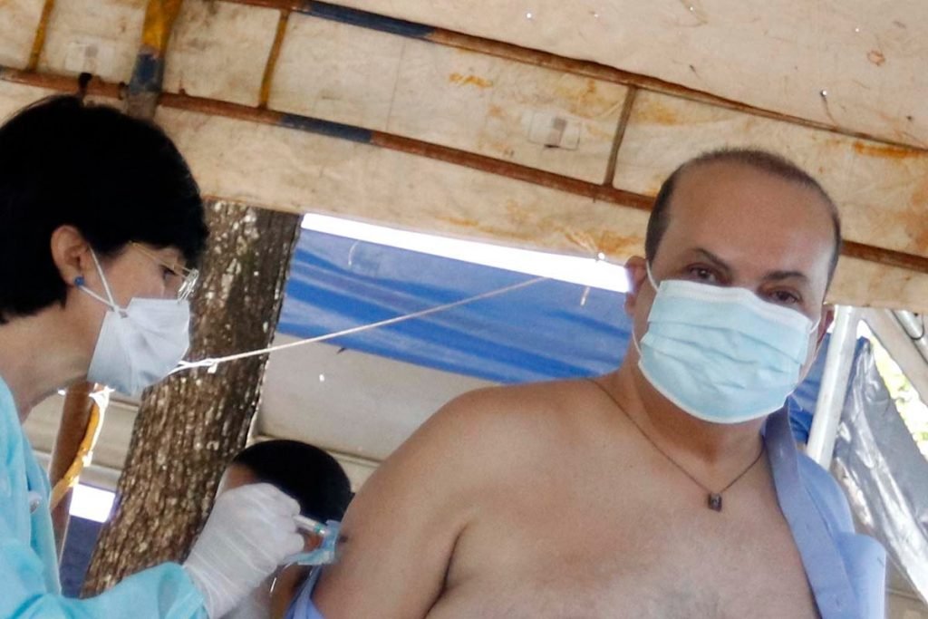Ibaneis Rocha recebe vacina contra Covid-19 no DF