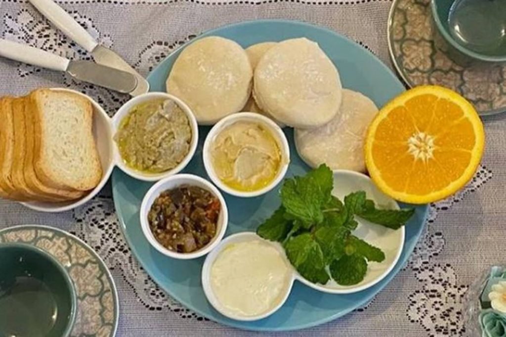 Pão sírio e pastas