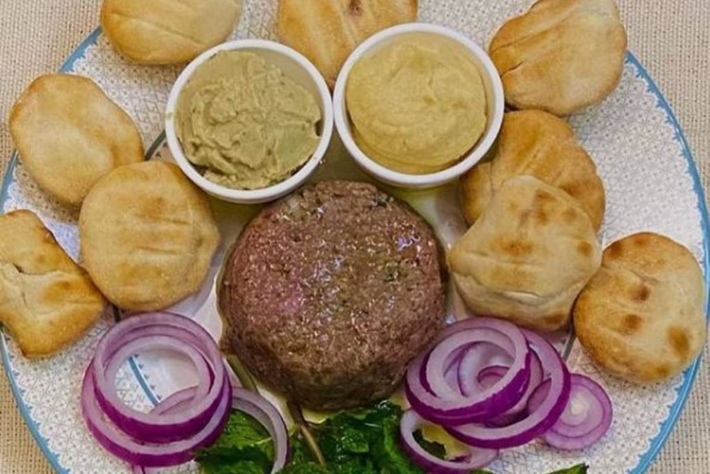 Kibe cru com pão sírio