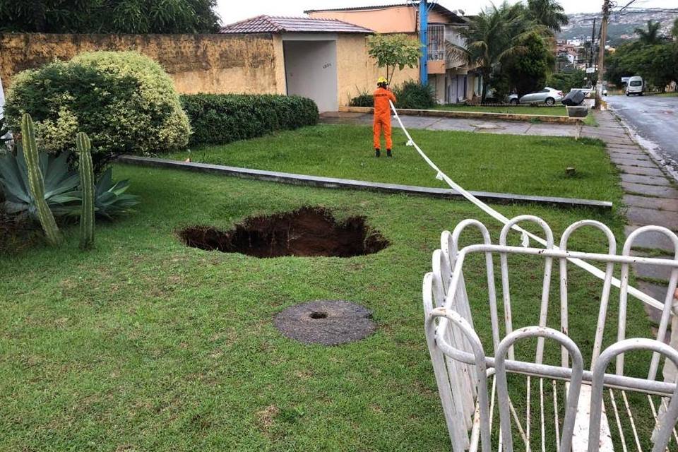 Cratera que se formou por erosão em Vicente Pires