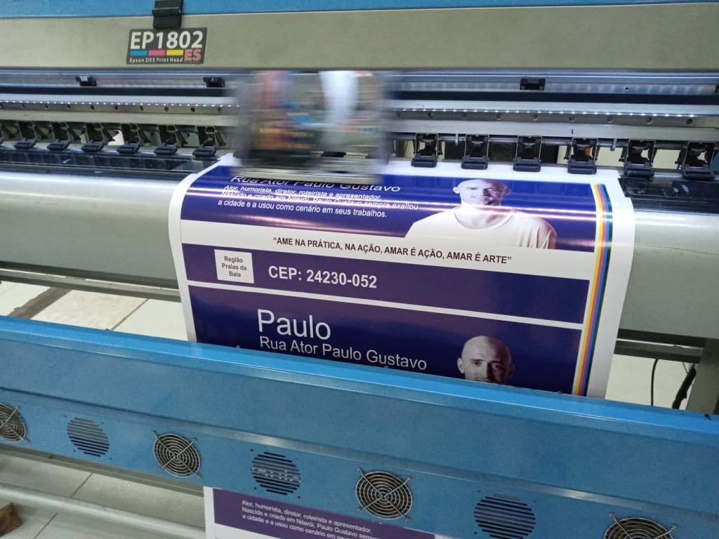 Prefeitura de Niterói instala 46 placas na rua Ator Paulo Gustavo