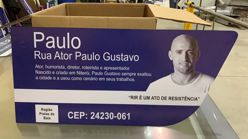 Prefeitura de Niterói instala 46 placas na rua Ator Paulo Gustavo
