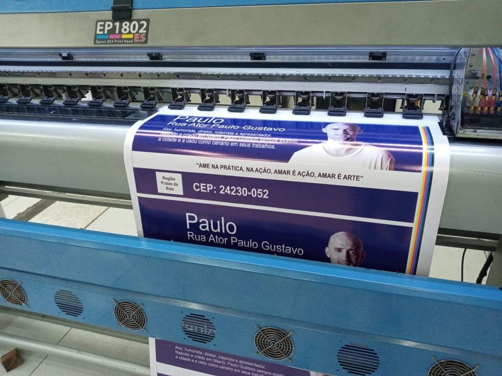 Prefeitura de Niterói instala 46 placas na rua Ator Paulo Gustavo