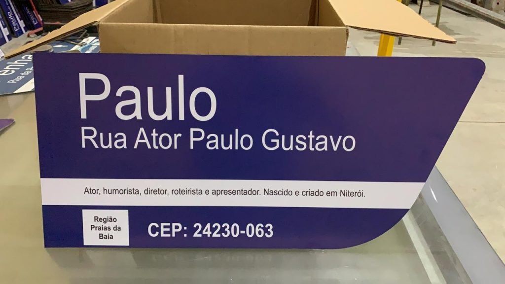 Prefeitura de Niterói instala 46 placas na rua Ator Paulo Gustavo