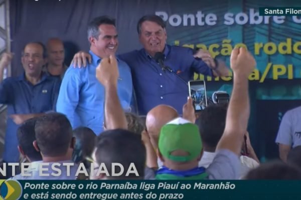 Ciro Nogueira e Bolsonaro em evento falam ao público, que reage em comemoração. Ambos estão sem máscara e sorriem - Metrópoles