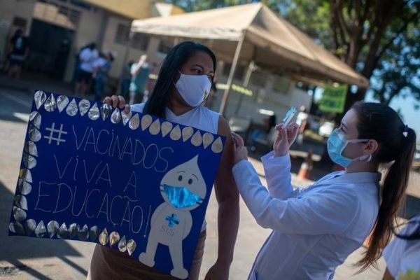 Vacinação de professores no Guará