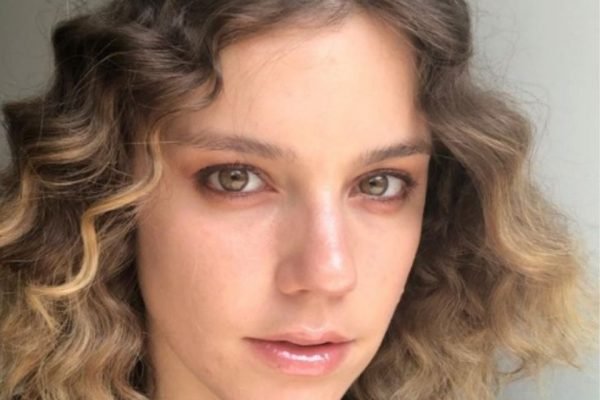 Alice Wegmann aparece completamente nua em foto e ironiza ...