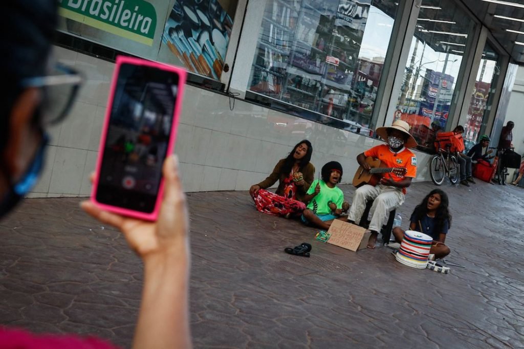 Público assiste show de música da Família Araguaia