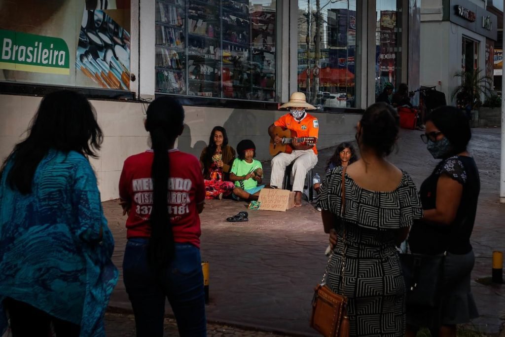 Público assiste show de música da Família Araguaia