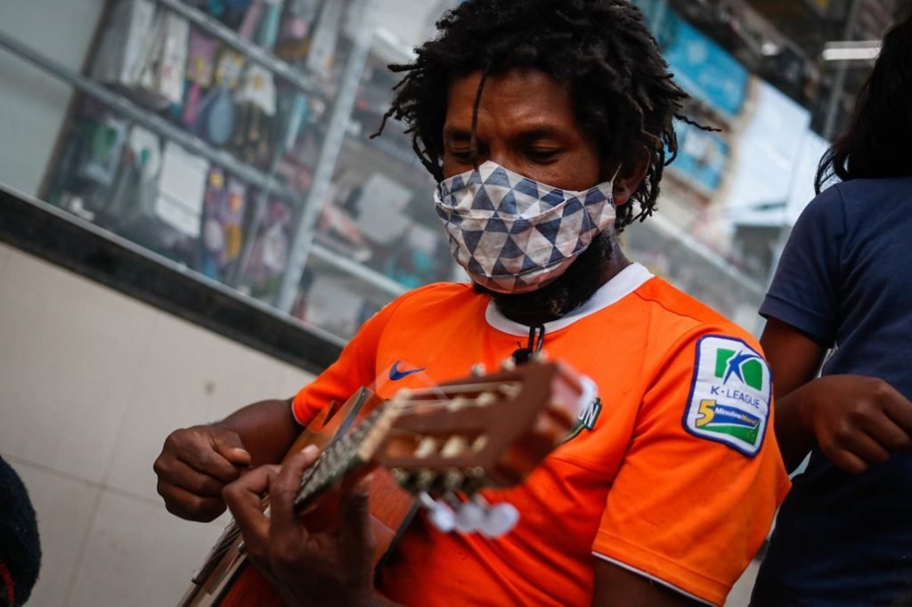 Homem tocando violão