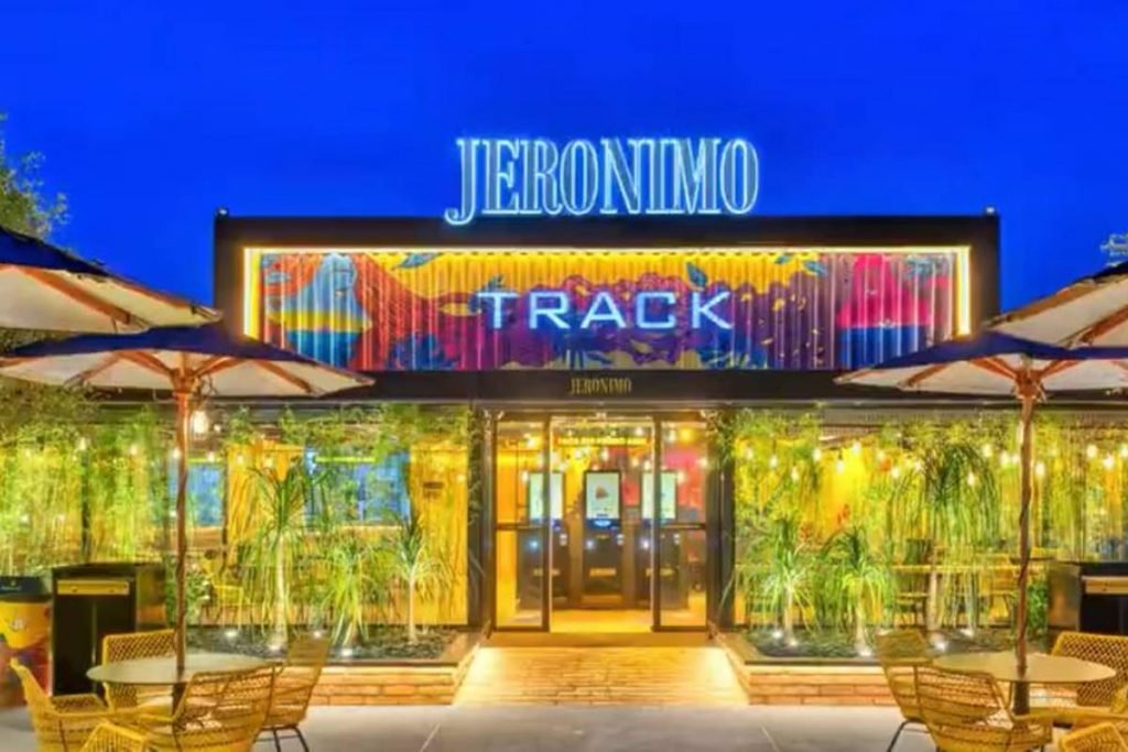 Fachada com plantas e luzes escrito Jeronimo Track