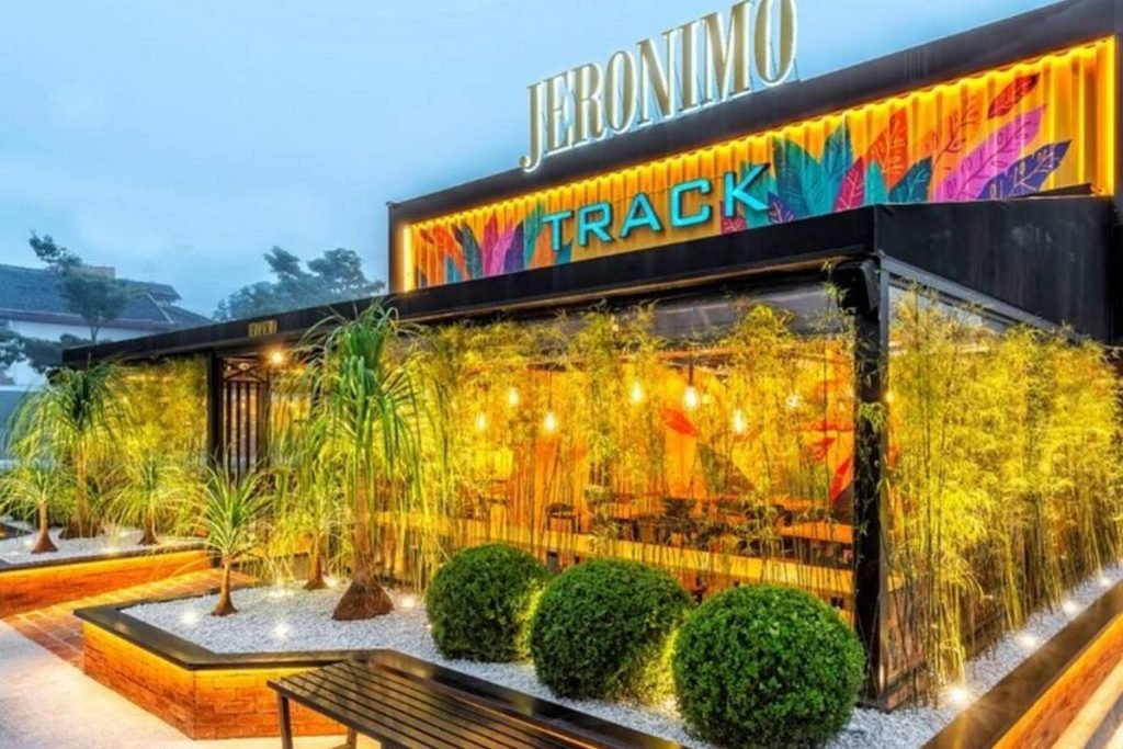 Fachada com plantas e luzes escrito Jeronimo Track