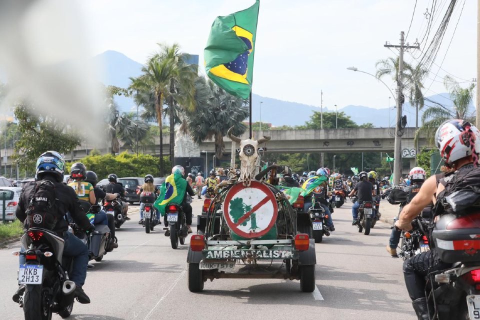 Motoqueiro protesta contra ambientalistas em passeio de Bolsonaro no Rio de Janeiro