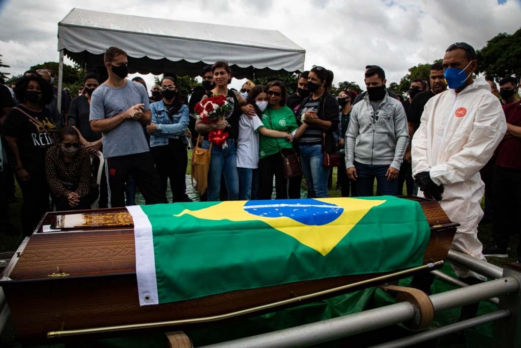 André de Mello Frias, de 48 anos, era responsável pelo sustento da mãe. Ele ainda deixa a esposa e o enteado de 10 anos