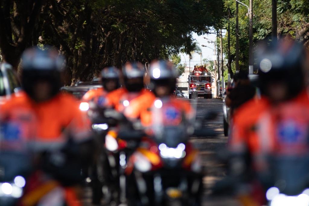 Enterro do bombeiro morto durante assalto no DF