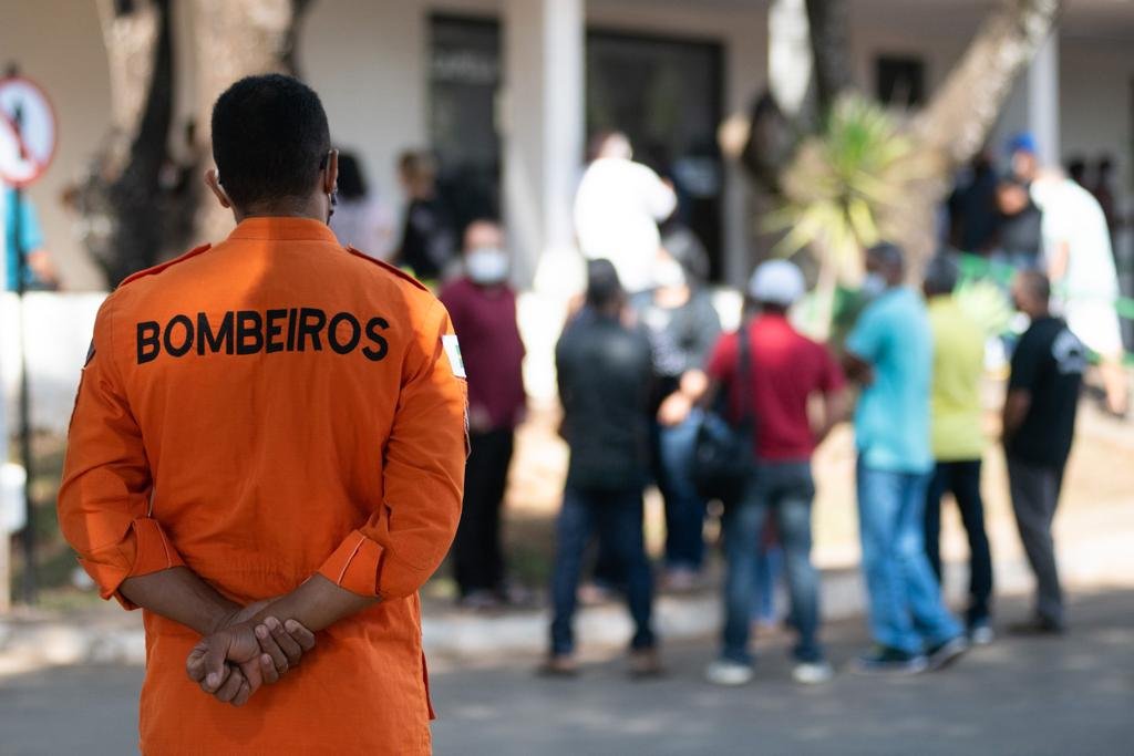 Enterro do bombeiro morto durante assalto no DF