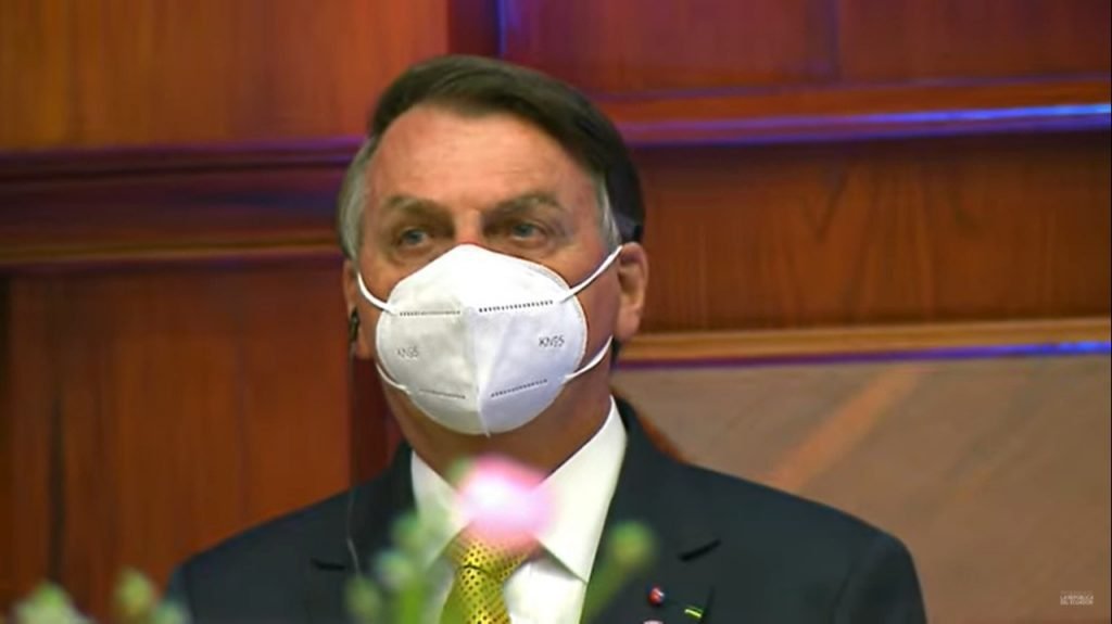 Presidente Jair Bolsonaro usa máscara na posse do novo presidente equatoriano